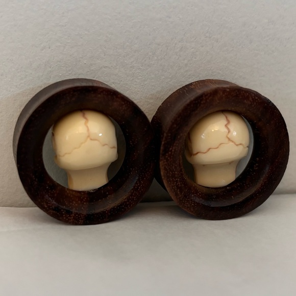 Carved Skull Inside Wooden Tunnel Gauge - Picture 7 of 7